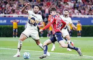 Con un doblete de Armando González, las Chivas le sacaron el empate a los Pumas en el tiempo de compensación