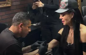 La actriz y cantante acudió no sólo al mismo estudio, sino también fue tatuada por el mismo tatuador que en el pasado trabajó junto a Julián Figueroa