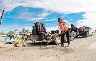 La Dirección de Obras Públicas, continúa fortaleciendo la campaña permanente de bacheo y mantenimiento urbano