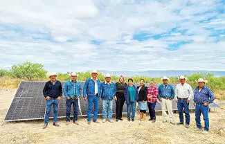 Entregan una bomba y paneles solares