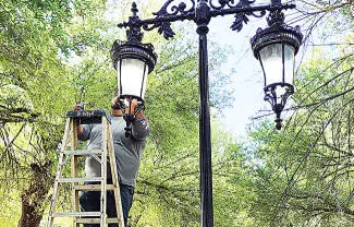 Cambian 25 lámparas tipo candil en el espacio público