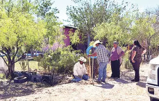 Los ejidatarios comenzaron la instalación de una barda para marcar los límites del terreno en disputa
