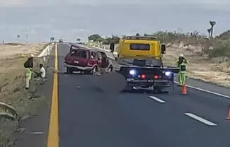 Entre las volteretas que dio la camioneta, los dos adolescentes salieron proyectados por las ventanillas, quienes murieron al instante