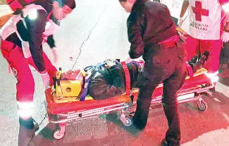 Con lesiones que ponen en riesgo su vida resultó un motociclista, en un aparatoso accidente contra un automóvil deportivo.