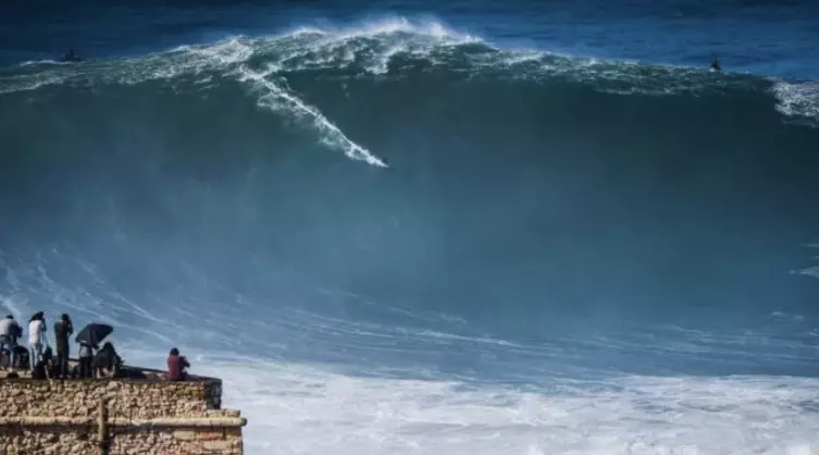 El deportista alemán Sebastian Steudtner logró una marca histórica en Nazaré, Portugal, uno de los destinos más desafiantes del planeta. 