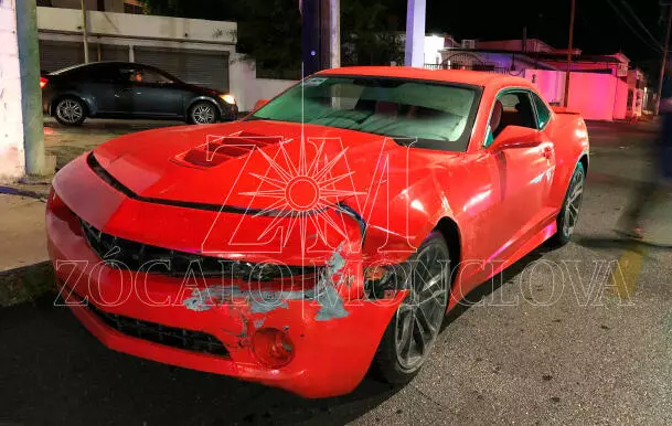 En un intento por corregir su posición, el conductor decidió echarse en reversa, acelerando de forma repentina.