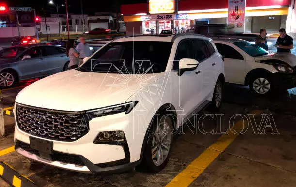 Los involucrados permanecieron en el sitio mientras se llevaban a cabo las diligencias correspondientes por parte de agentes de peritaje y, posteriormente, dialogaron para llegar a un acuerdo sobre la reparación de los daños.