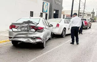 Daños materiales en tres vehículos fue el saldo que dejó un conductor, que tras protagonizar el percance, huyó del lugar.