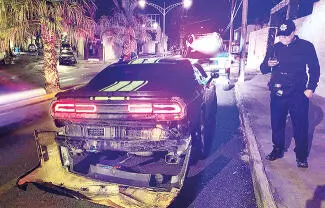 Un conductor de un automóvil deportivo provocó un accidente vial la noche de ayer, mientras circulaba sobre la Avenida Deportivo.