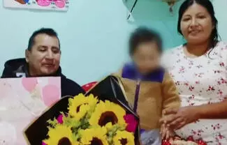 El menor acudió con su padre a una tienda de conveniencia, donde llegaron hombres y prendieron fuego al interior del inmueble