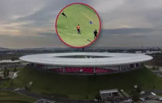 Tras la falta de supervisión, aficionados se situaron en la cima del Estadio Akron y utilizaron el pasto que cubre al recinto como resbaladilla.