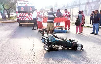 Dos jóvenes que viajaban en una motocicleta resultaron lesionados al ser embestidos por un vehículo que no hizo el alto correspondiente.