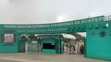 El personal de la escuela encontró al bebé durante las primeras horas de este martes. Horas después, las autoridades del municipio confirmaron que no sobrevivió.