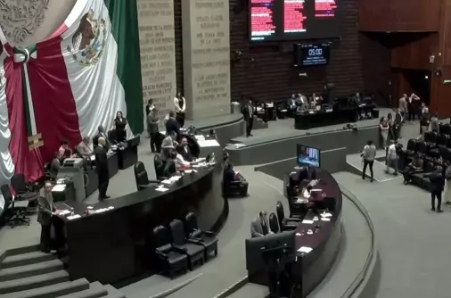 La presidenta de la Mesa Directiva, Kenia López, instruyó el turno de la reforma al Senado. 