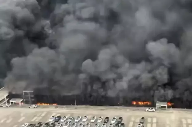 El fuego en instalaciones de BYD se originó en un área donde se resguardaban vehículos de prueba y unidades desguazadas, generando una densa columna de humo