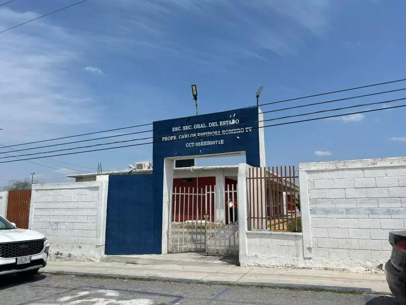 Los padres informaron que, entre los alumnos del turno matutino y vespertino, así como el personal educativo, son alrededor de mil 150 personas las a