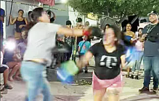 Ocho vecinos improvisaron combates con guantes, ante la mirada de niños hasta adultos mayores