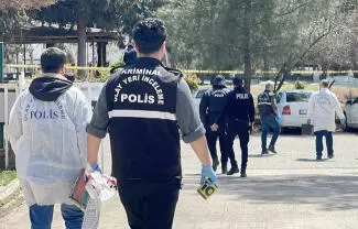 Según informaron las autoridades locales, el agresor era un alumno del centro de unos catorce años, que murió también durante el ataque.