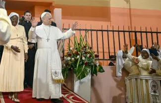 Hoy mismo reiteró este mensaje a los religiosos y fieles que llenaron la catedral de San José: ¡Trabajemos juntos por la paz!.