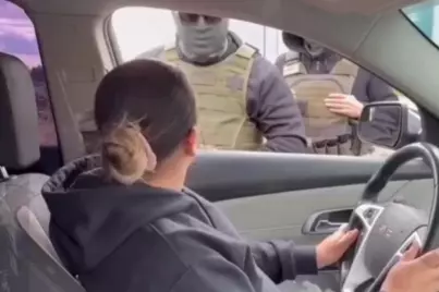 Una mujer hispana en Estados Unidos evitó ser detenida por agentes de ICE al ejercer sus derechos con la “tarjeta roja”, herramienta legal difundida en comunidades migrantes.