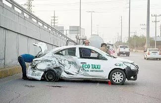 Daños materiales en un taxi y caos vial generó una potente colisión entre dos vehículos la tarde de ayer sobre el bulevar Pape y Estándar 2