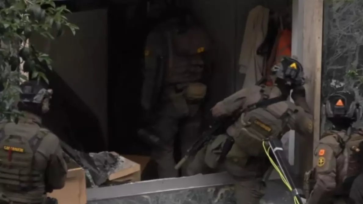 Entraron con máscaras, tomaron un banco en Nápoles y escaparon tras robo por las alcantarillas; dejaron rehenes atrás y ahora nadie sabe dónde están. 