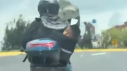 El menor aparece dormido mientras el hombre circula por una carretera