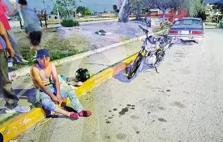 Un motociclista resultó con golpes leves en distintas partes del cuerpo tras verse involucrado en un accidente vial registrado en la colonia Guerrero