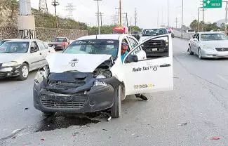 Cuatro personas lesionadas fue el saldo de un aparatoso accidente vial registrado la tarde de ayer sobre el bulevar Harold R. Pape.
