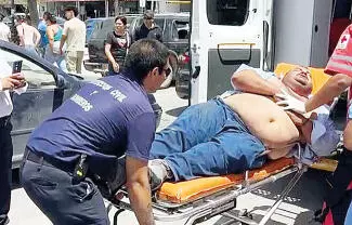 Un hombre fue trasladado de urgencia al Hospital Amparo Pape de Benavides, luego de protagonizar un accidente automovilístico.