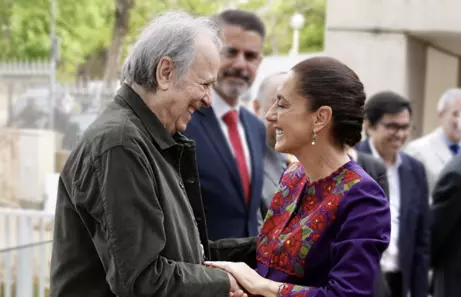  La Presidenta difundió una imagen donde aparecen ella y Serrat saludándose tomados de las manos