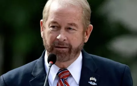 De acuerdo con los primeros informes de la Fiscalía General de Chihuahua, el director de la AEI, acompañado de los miembros de la embajada estadounidense y dos colaboradores venían en la misma unidad que se precipitó a un barranco, tras perder el control el conductor.