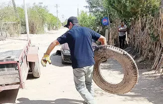 Mediante una brigada de recolección de llantas y cacharros