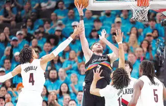 Victor Wembanyama anotó 35 puntos en su debut en los playoffs y los Spurs de San Antonio arrollaron a los Trail Blazers de Portland con una victoria de 111-98