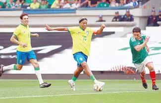 Las Leyendas de la Selección Mexicana dieron fiesta al vencer 3-2 a su similar de Brasil en el Estadio Banorte en un partido amistoso. 