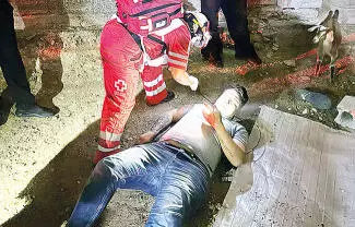 Un hombre de 29 años resultó lesionado tras caer del techo de su vivienda.