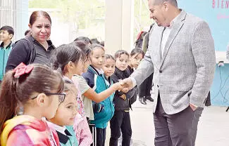 El alcalde Javier Flores Rodríguez, acompañado por integrantes del Cabildo, presidió el Lunes Cívico realizado en la Escuela Primaria Nuevo Horizonte.