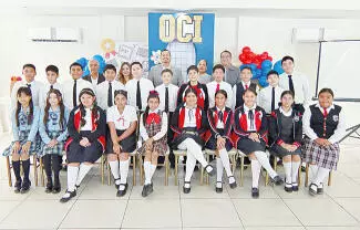 En comida exclusiva para ganadores de la etapa regional, les desea éxito y entrega presentes