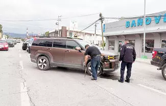 Una imprudencia al volante por parte de una conductora, provocó un accidente vial la tarde de este lunes sobre el bulevar Juárez.