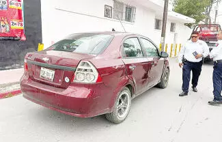 En menos de una semana, un adulto mayor ha tenido que enfrentar dos accidentes viales que le dejaron pérdidas materiales en su automóvil.