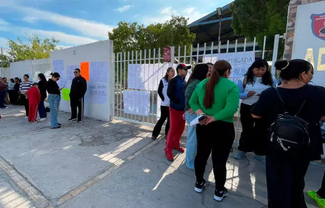 Las familias colgaron pancartas en las paredes del plantel, 
