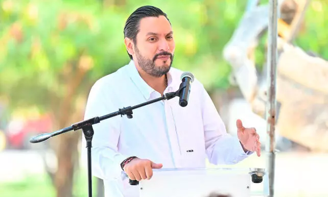 El alcalde de Monclova, Carlos Villarreal, expresó su respaldo al equipo Acereros de Monclova en el arranque de la temporada en casa.