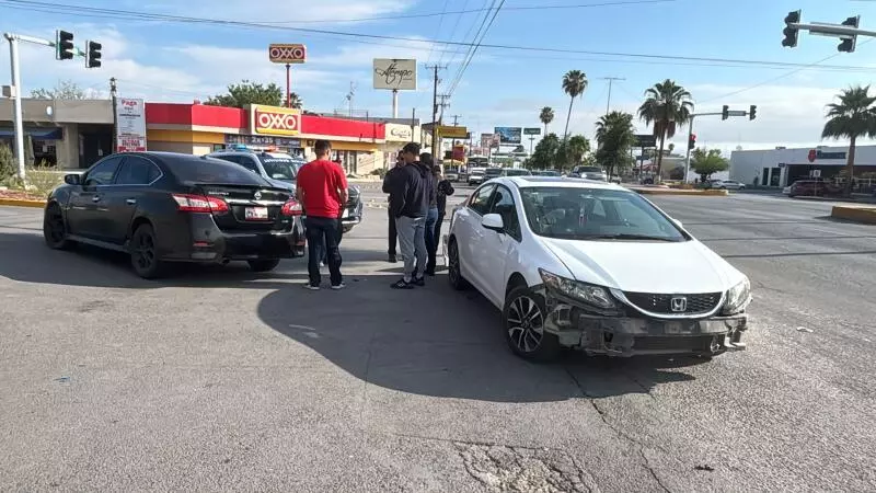 Elementos de Tránsito Municipal acudieron al sitio para tomar conocimiento de los hechos y, tras el peritaje, ambas partes acordaron resolver la situación mediante sus aseguradoras.