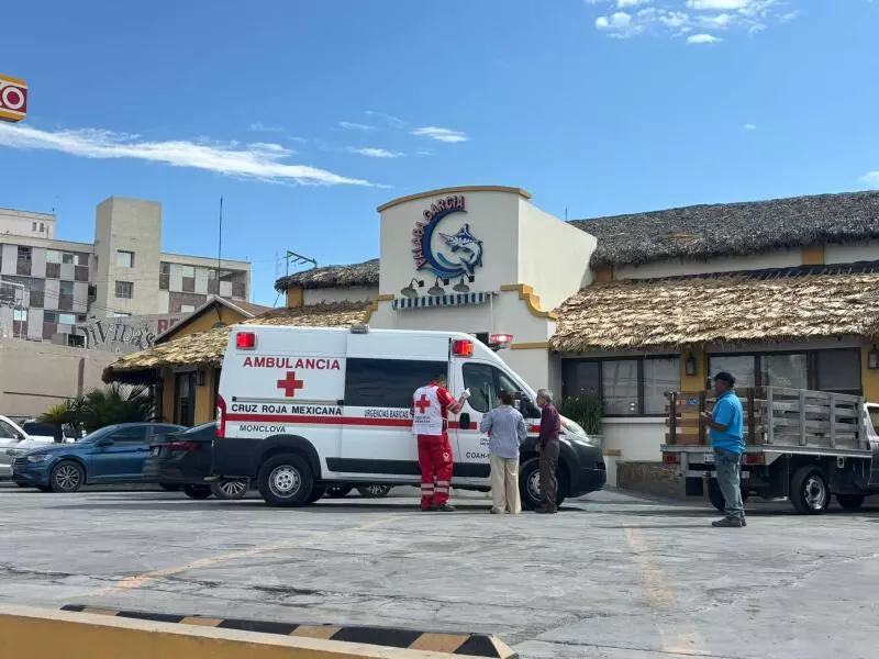 El personal del negocio, al percatarse de la situación, solicitó de inmediato el apoyo de los cuerpos de emergencia de la Cruz Roja Mexicana.
