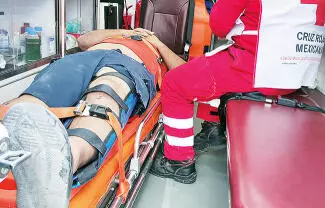 El afectado resultó con una probable fractura en la pierna izquierda