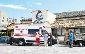 Un fragmento de losa se desprendió de manera repentina, provocándole diversos golpes en el cuerpo, principalmente en la cabeza