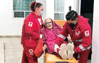 Tiene 82 años y vive sola, pidió auxilio a gritos y la oyeron los vecinos