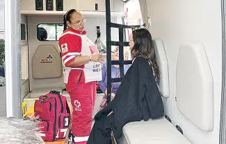 Un accidente vial registrado la tarde de ayer en la colonia El Pueblo, dejó como saldo una persona lesionada y daños materiales.