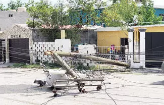 Un poste de madera, propiedad de la Comisión Federal de Electricidad, se desplomó, dejando sin suministro de energía eléctrica a decenas de familias.