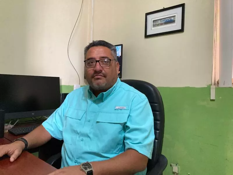 El entrevistado destacó que, al detectar este tipo de artículos, se retiran de inmediato y posteriormente se dialoga con los padres de familia